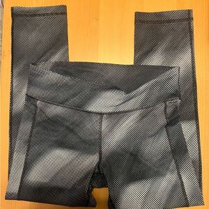 Like New Under Armour HeatGear Capri Leggings